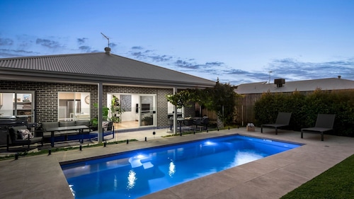 Regal Retreat - Luxury Coastal Escape with Heated Pool – St Leonards