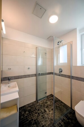 Dusj, hårføner og håndklær