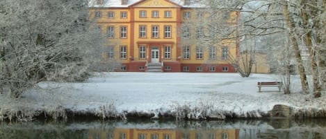 المنشأة من الخارج