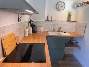 Jääkaappi, mikroaaltouuni, uuni, liesi