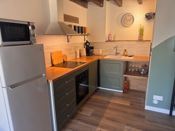 Réfrigérateur, micro-ondes, four, plaque de cuisson