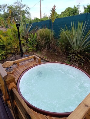 Outdoor spa tub