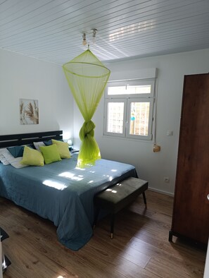 1 bedroom, iron/ironing board, bed sheets, wheelchair access - DADI'S LITTLE PARADIS BUNGALOW air-conditioned self-contained parquet on stilts (Sainte-Rose)