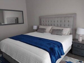 2 habitaciones, escritorio, tabla de planchar con plancha y wifi gratis 