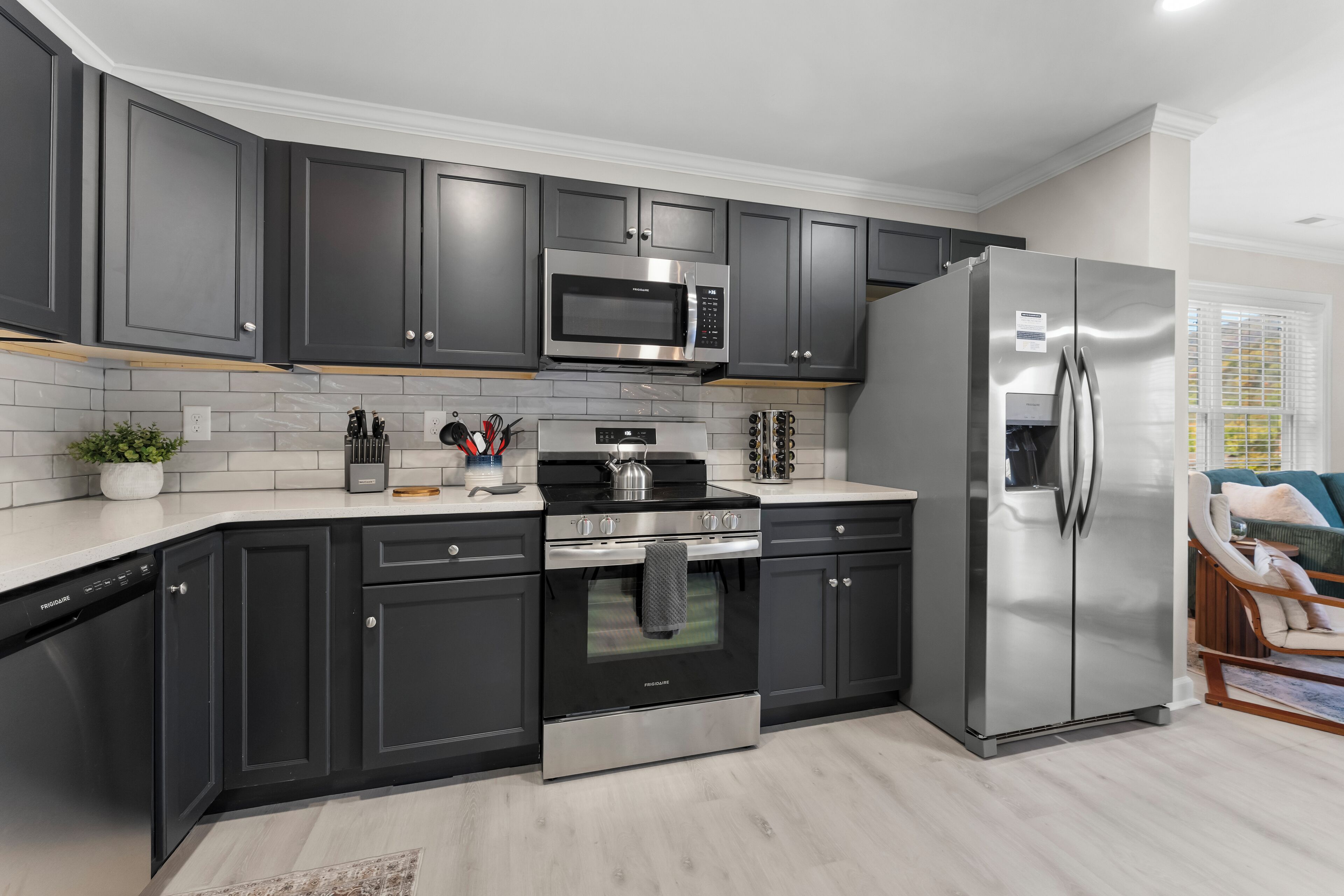 Kjøleskap, mikrobølgeovn, ovn og kokeplater