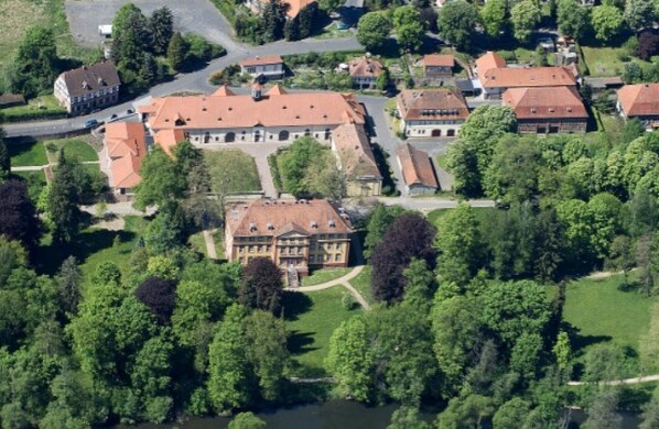 المنشأة من الخارج