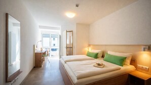 1 bedroom, WiFi, bed sheets - Comfort Double Room with Free Parking (Schlitz)
