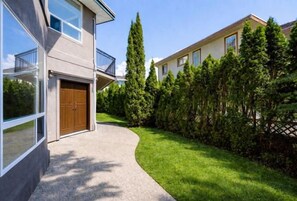 Unclassified image, 4 of 22, button - Vancouver Red House (Coquitlam)