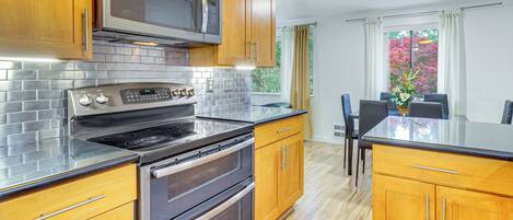 Réfrigérateur, four à micro-ondes, surface de cuisson, lave-vaisselle