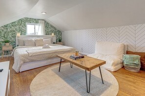 2 soverom, skrivebord, strykejern/-brett og internettilgang