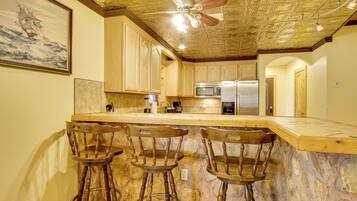 Fridge, microwave, stovetop, dishwasher