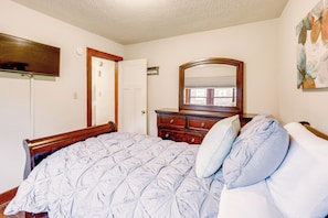 2 bedrooms, desk, Internet, bed sheets - 1 Mi to Akron Zoo: Ranch-Style Home w/ Yard! (Akron)
