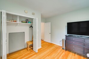 Interior - Train to Boston! Cozy Apartment in Winchester (Winchester)