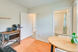Interior - Train to Boston! Cozy Apartment in Winchester (Winchester)