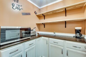 Fridge, microwave, stovetop, dishwasher - 6 Mi to Dtwn Anderson: Grand Family Home w/ Yard! (Anderson)