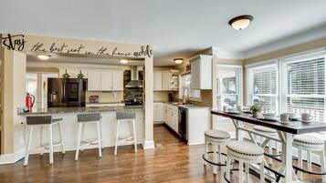 Fridge, microwave, stovetop, dishwasher