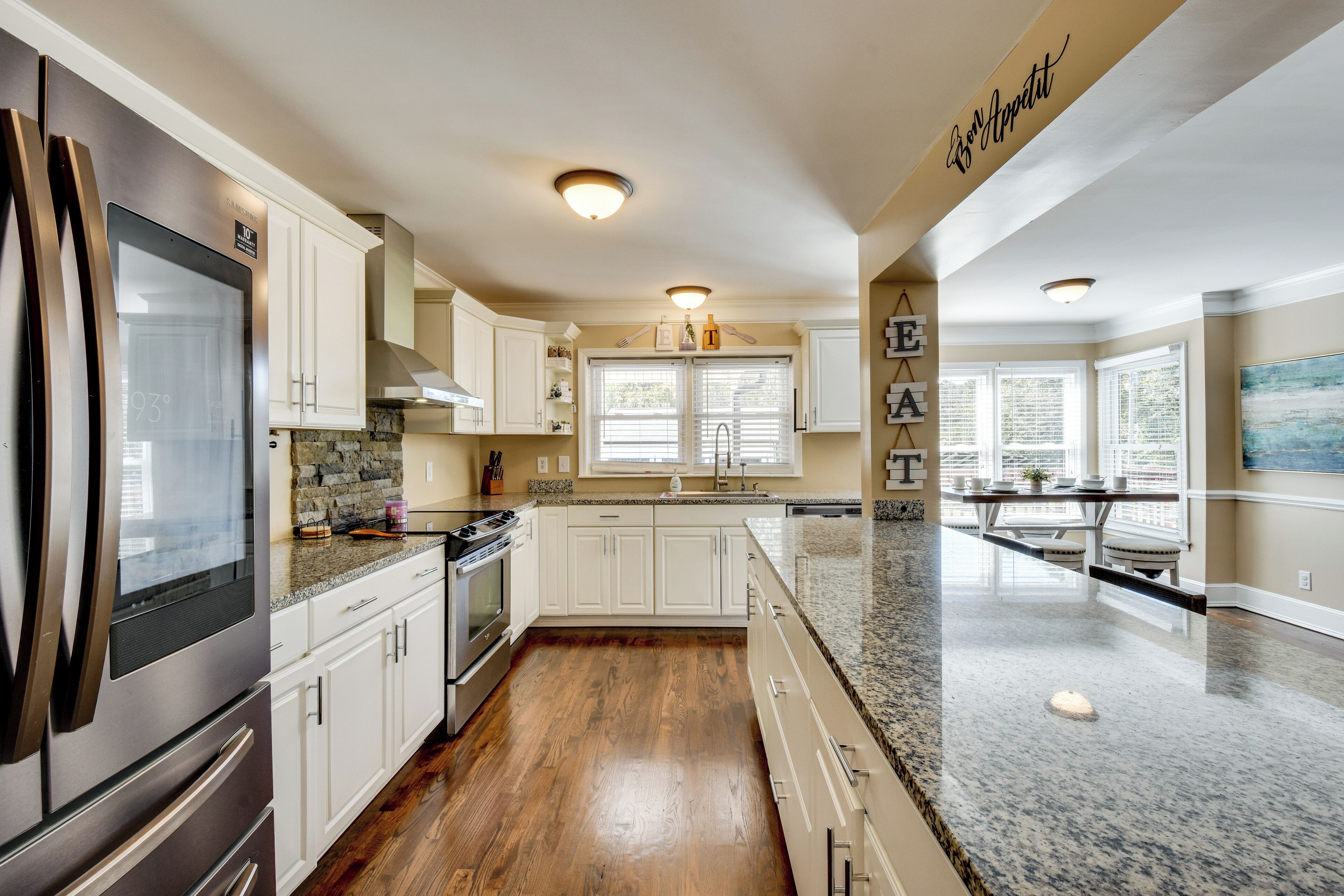 Kylskåp, mikrovågsugn, spishäll och diskmaskin