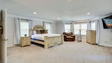 5 bedrooms, desk, iron/ironing board, travel crib