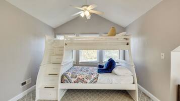 5 bedrooms, desk, iron/ironing board, travel crib