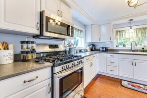 ثلاجة، ميكروويف، موقد طهي مسطح، ماكينة ل�صنع القهوة/الشاي