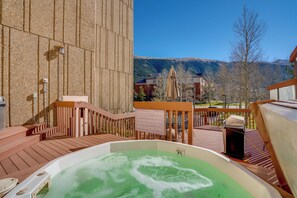 A hot tub with a view of mountains, a wooden deck, and a sign with hot tub rules. - Ski Copper Mountain! Alpine-Chic Condo w/ Hot Tub (Frisco)