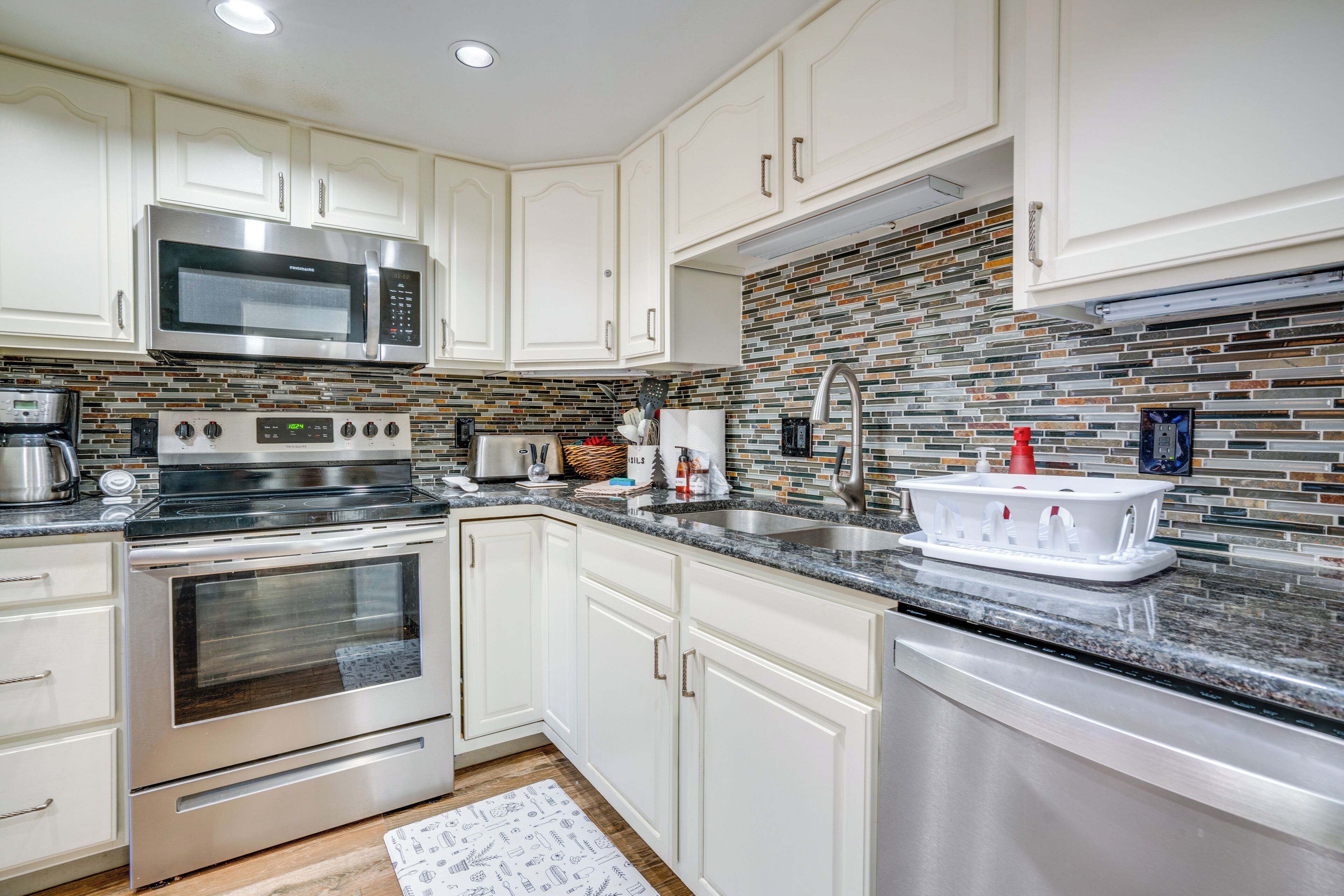 Réfrigérateur, micro-ondes, plaque de cuisson, lave-vaisselle