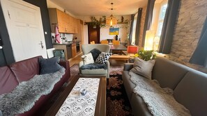 TV, ping pong - Holiday Home 'Alte Schule Niebüll' with Private Garden and Wi-Fi (Niebüll)