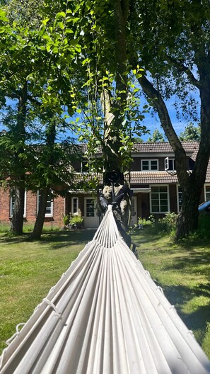 Property grounds - Holiday Home 'Alte Schule Niebüll' with Private Garden and Wi-Fi (Niebüll)