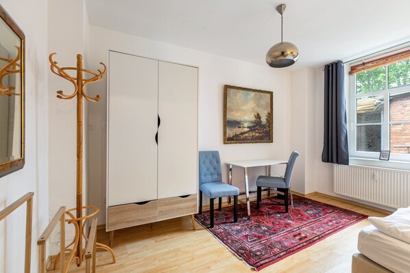 7 habitaciones, tabla de planchar con plancha, wifi y ropa de cama 