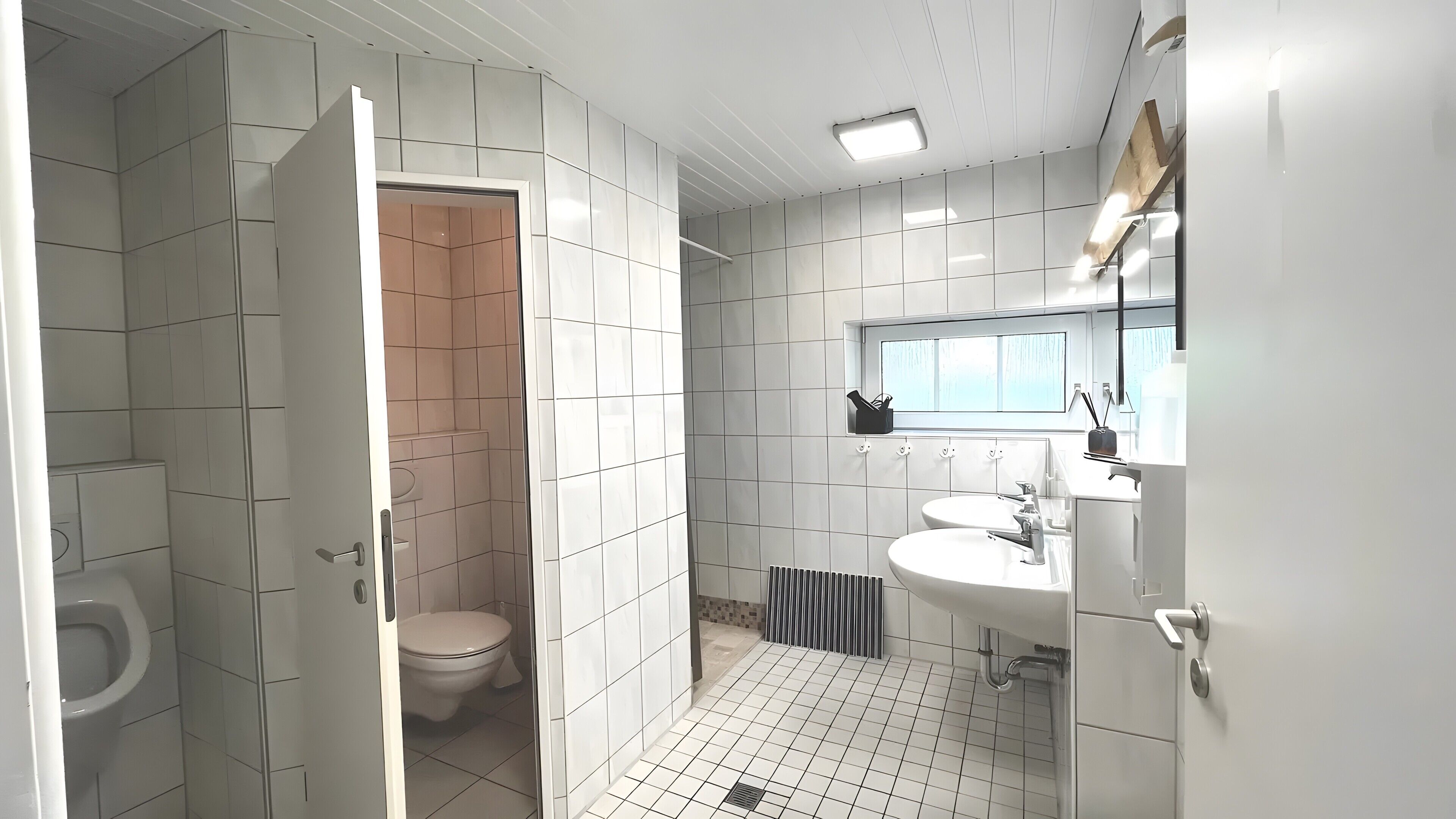 Dusj, hårføner og håndklær