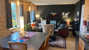 TV, ping pong - Holiday Home 'Alte Schule Niebüll' with Private Garden and Wi-Fi (Niebüll)