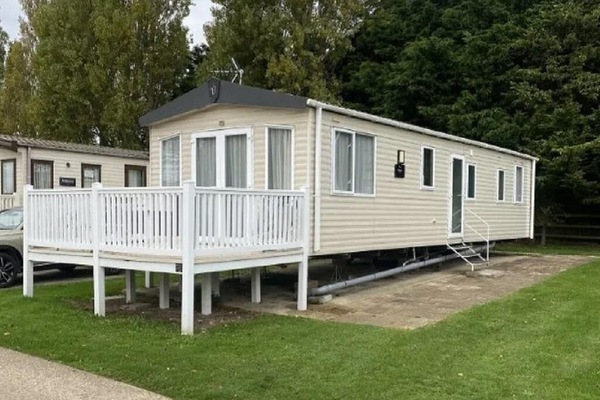 Beautiful 8 berth caravan on Coopers Beach Essex