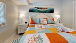 Un dormitorio ordenado con una cama, dos mesitas de noche, una lámpara de noche, una ventana con persianas y un cuadro en la pared.