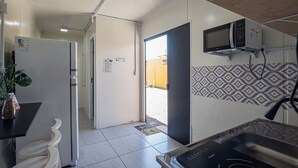 Eine Küche mit Mikrowelle, Kühlschrank und Spüle.