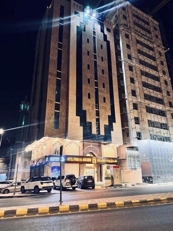 Un hotel con fachada moderna, varios pisos y una entrada destacada.