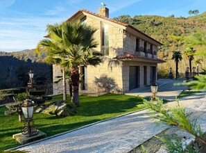 المنطقة المحيطة بالمنشأة