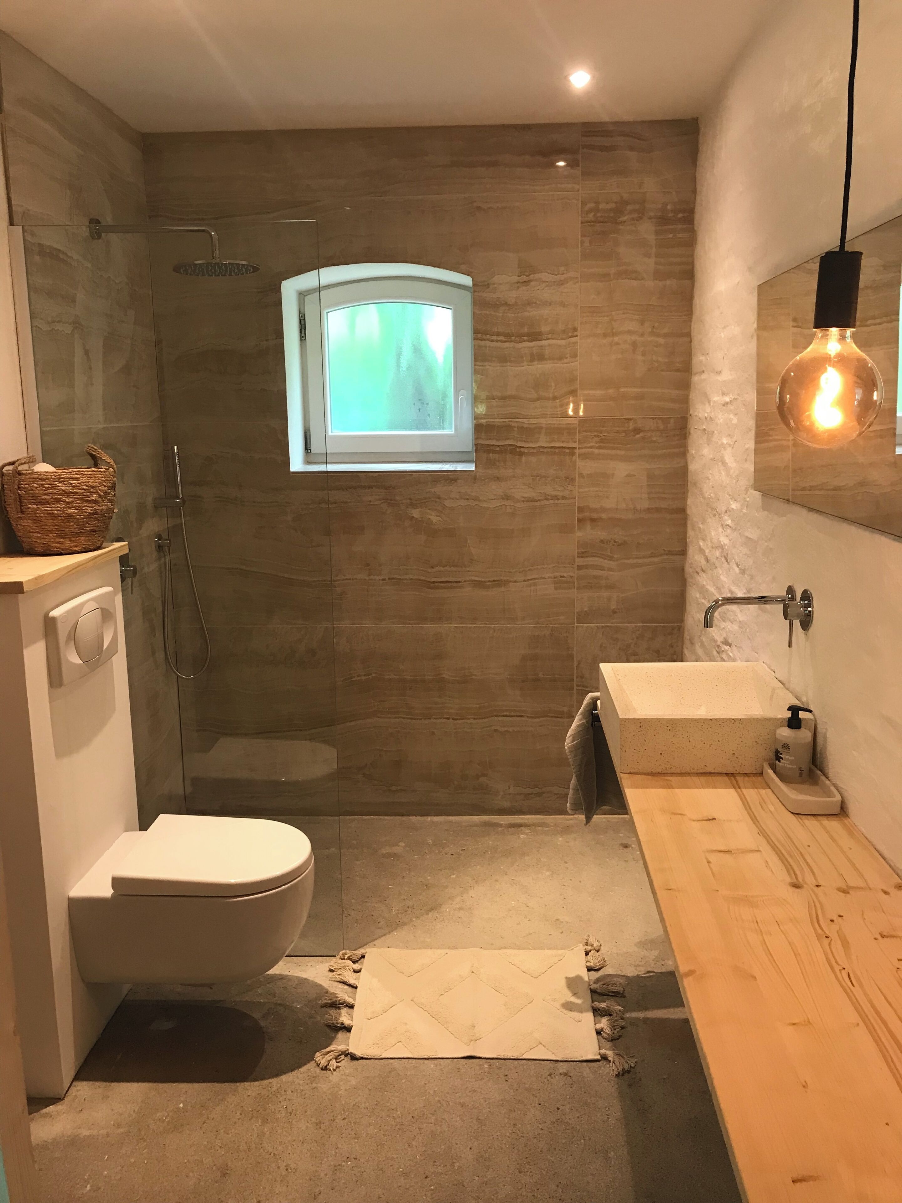 Regadera, toallas, jabón, papel de baño 