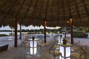 Outdoor dining - The Westin Resort & Spa, Cancun (Benito Juarez)