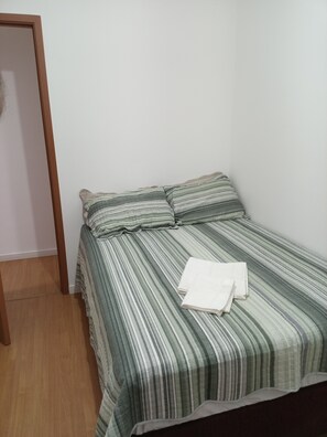 مكواة/لوح كي وخدمة الإنترنت وملاءات أسرّة