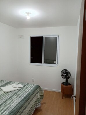 Tabla de planchar con plancha, internet y ropa de cama