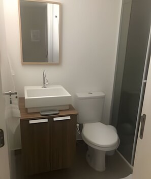 Basic-Apartment | Badezimmer | Dusche, Haartrockner, Handtücher, Toilettenpapier