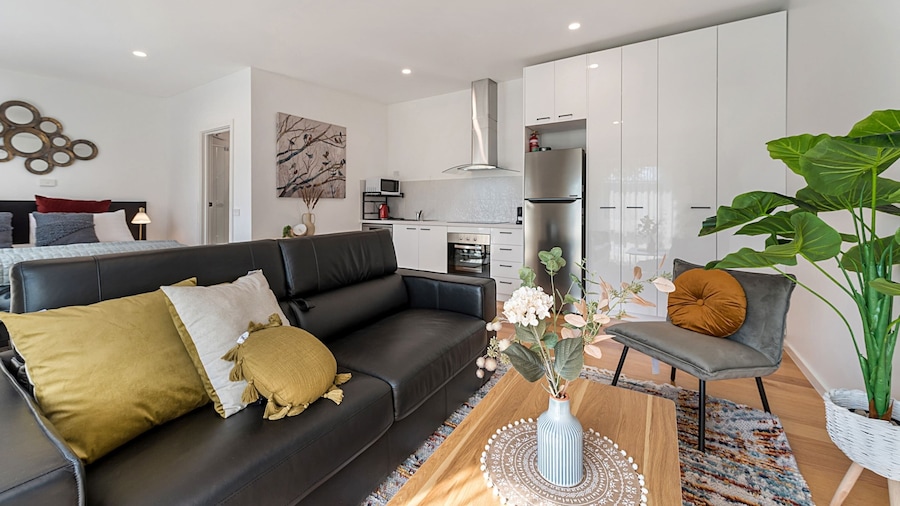 Comfy Studio With Shared Backyard Near Racecourse