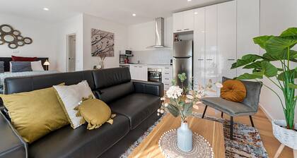 Comfy Studio With Shared Backyard Near Racecourse