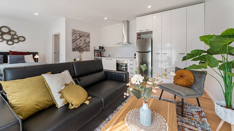 Comfy Studio With Shared Backyard Near Racecourse