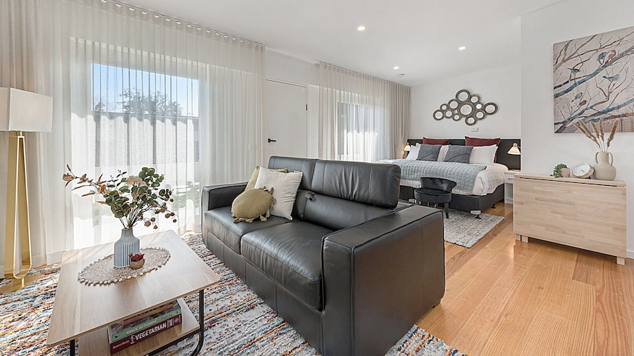 赛马场附近带共享后院的舒适开间