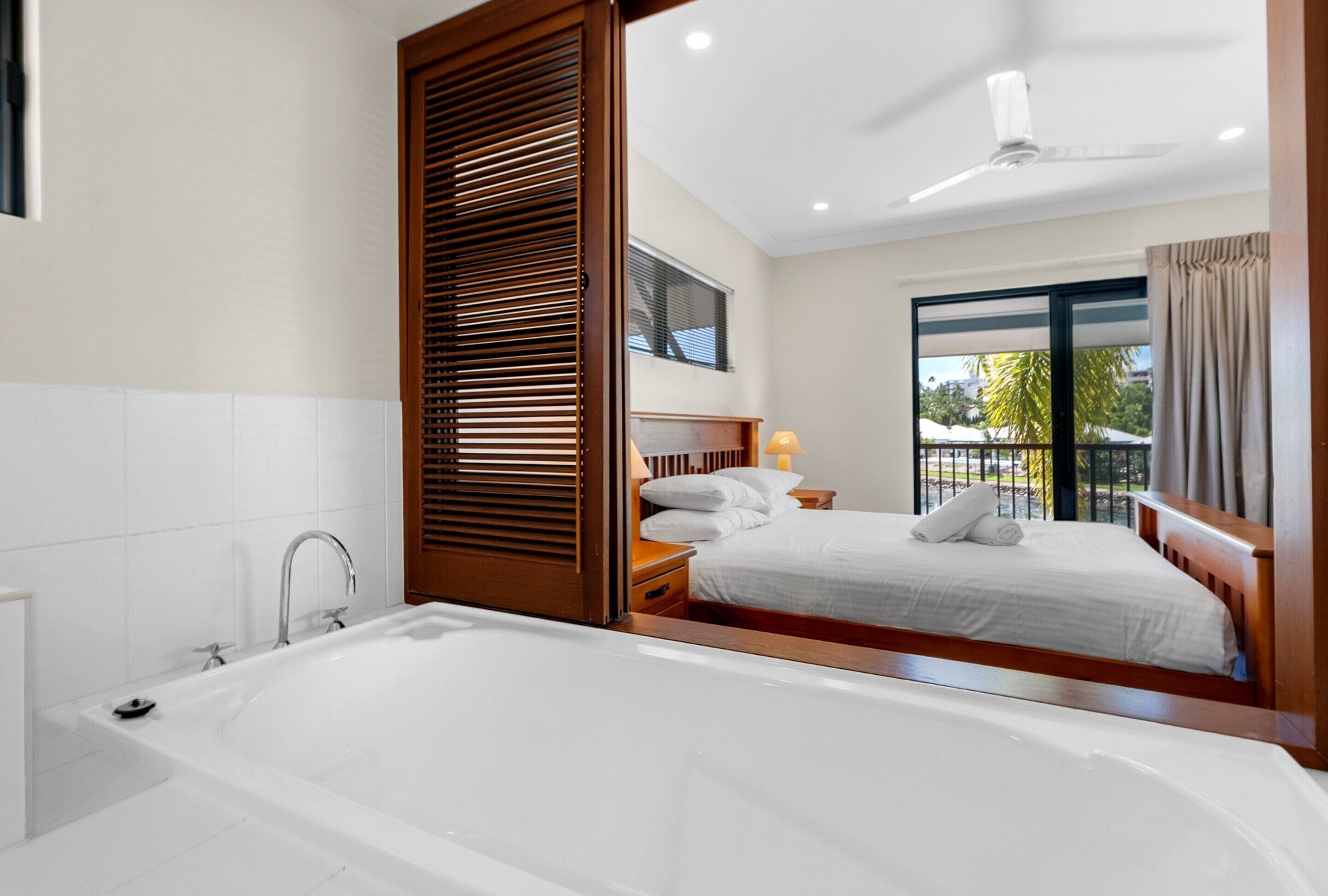 3 عدّة غرف نوم ومكواة/لوح كي وملاءات أسرّة