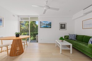 Apartment | Living room - Chic 1-bed Apartment by Balmoral Beach (Sydney)