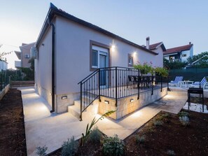 House | Exterior - Mihael Holiday House - Three Bedroom Holiday Home With Jacuzzi (Zadar)