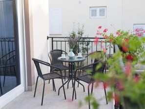 House | Outdoor dining - Mihael Holiday House - Three Bedroom Holiday Home With Jacuzzi (Zadar)
