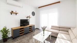 House | Living area - Mihael Holiday House - Three Bedroom Holiday Home With Jacuzzi (Zadar)